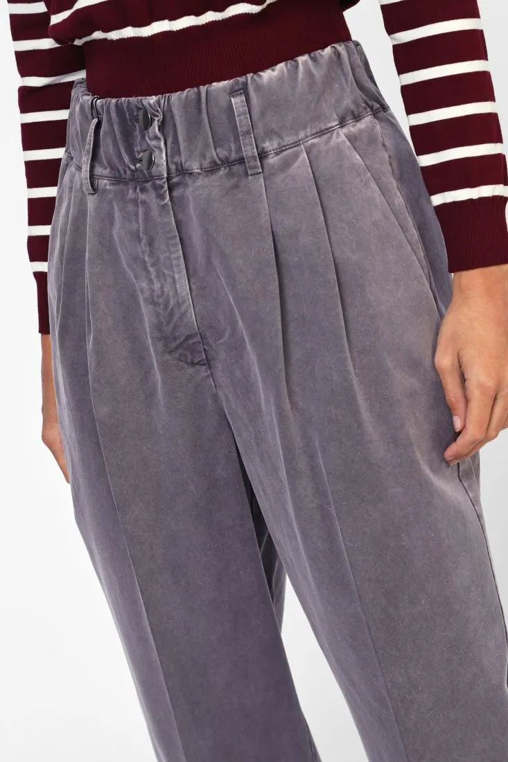  High-waisted trousers with pleats    