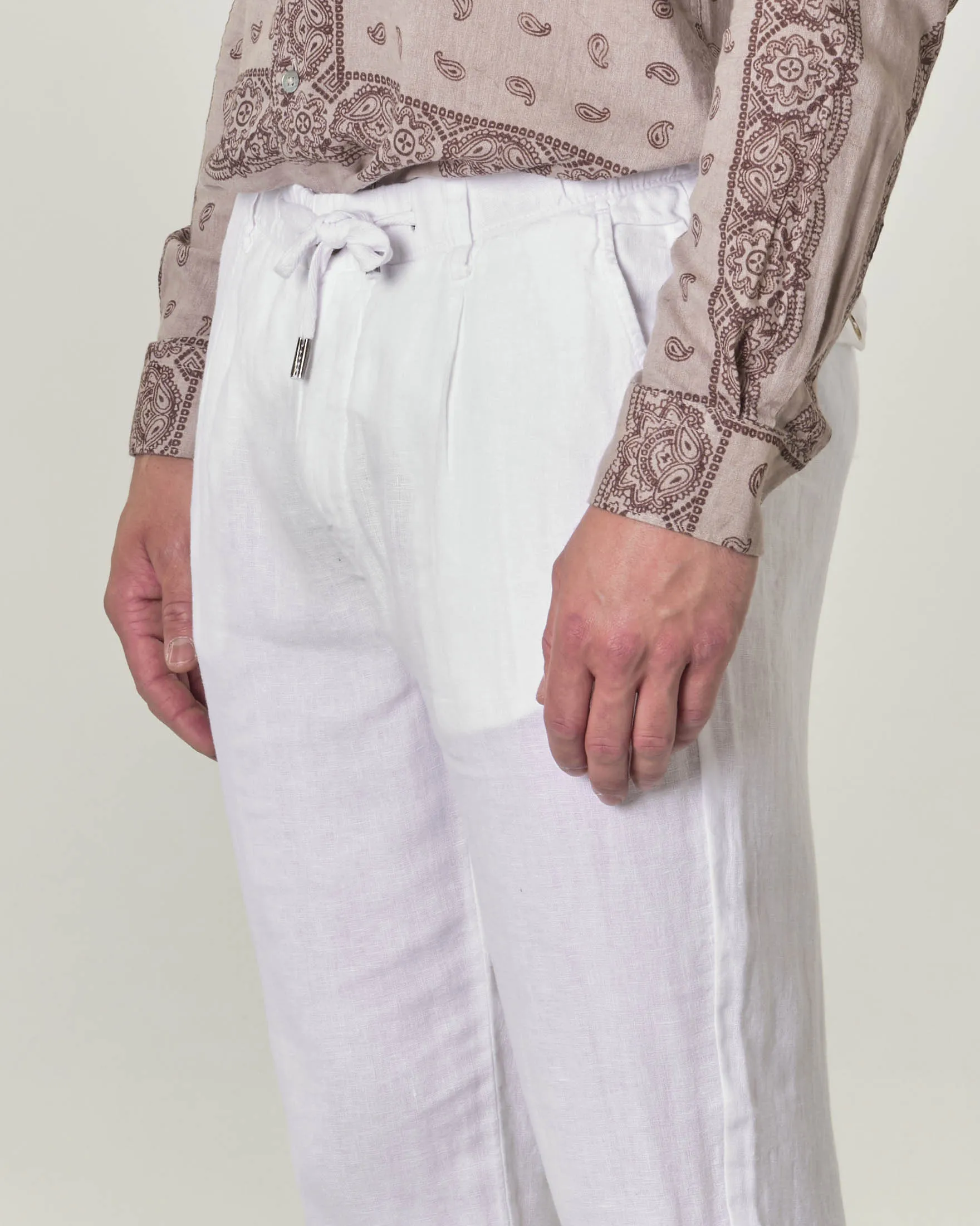 Pantalaccio bianco in puro lino carrot fit con pinces in vita