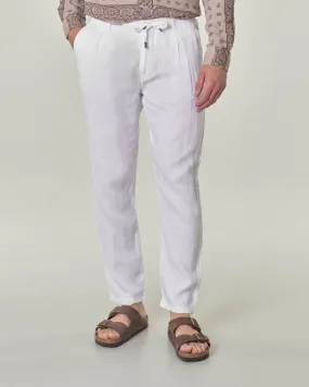 Pantalaccio bianco in puro lino carrot fit con pinces in vita