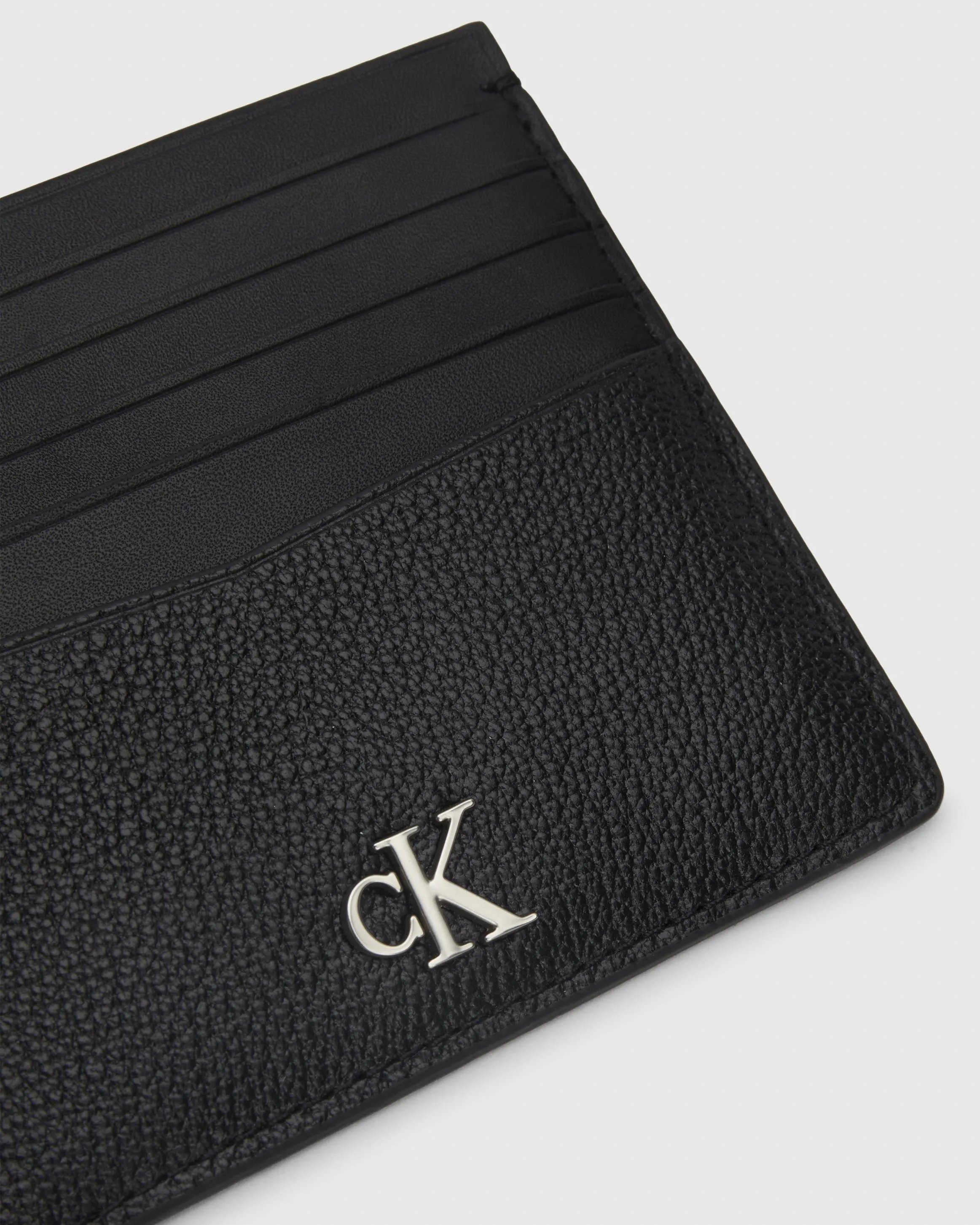 Portacarte nero in pelle martellata con logo CK argento applicato sul fondo