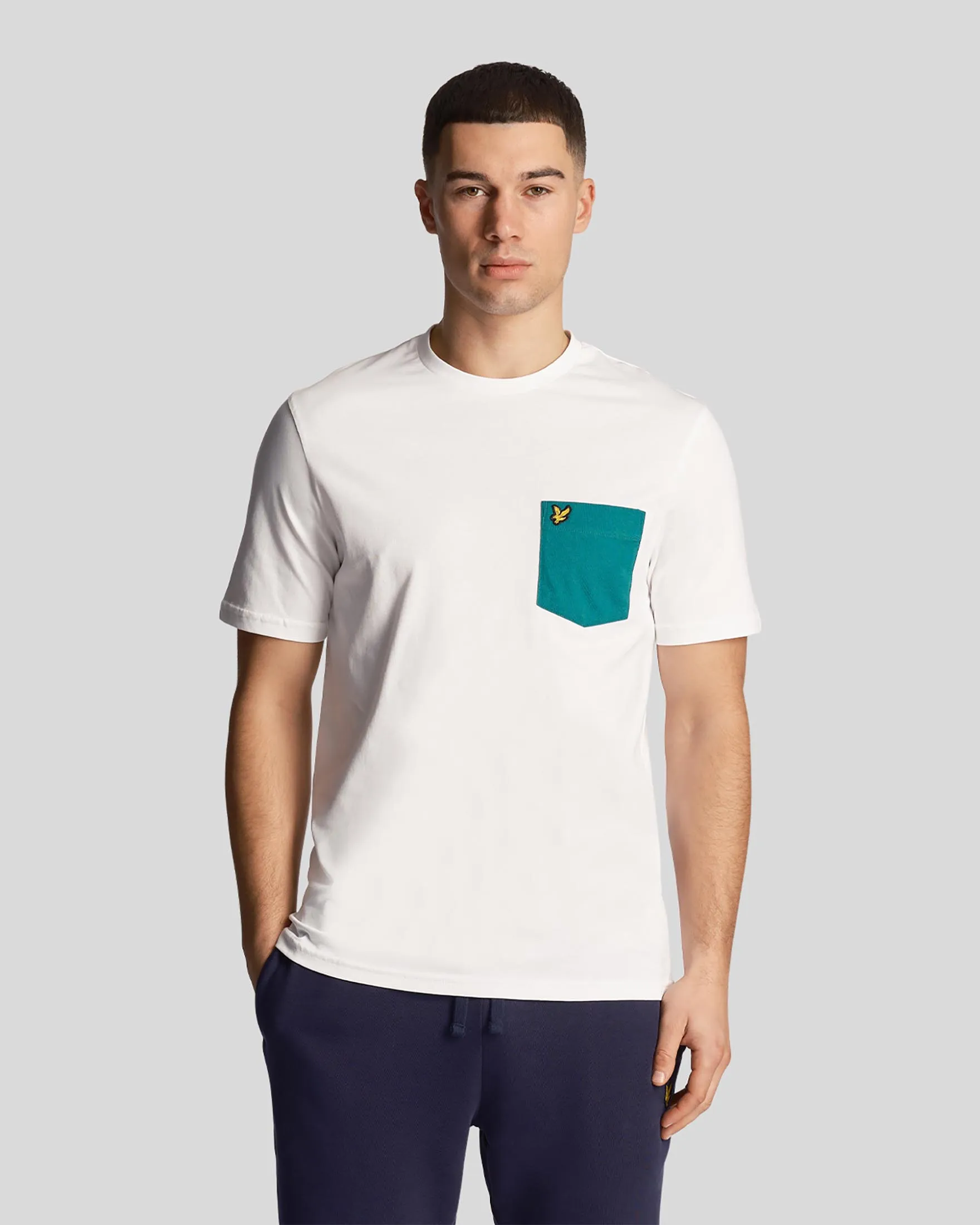 T-shirt bianca mezza manica con taschino turchese e logo aquila ricamata