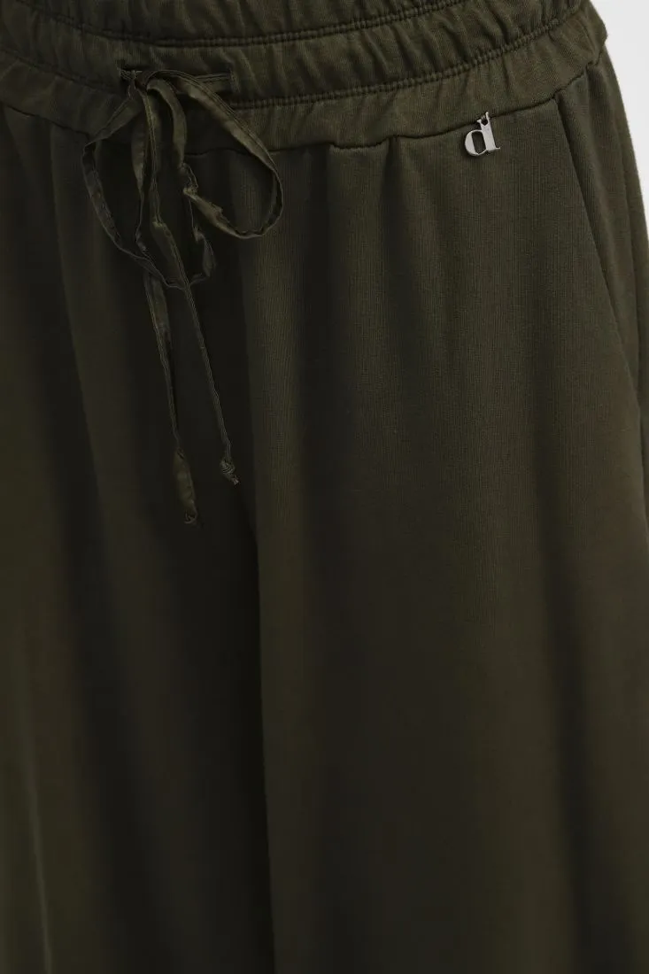  Wide-leg trousers with elastic waist    
