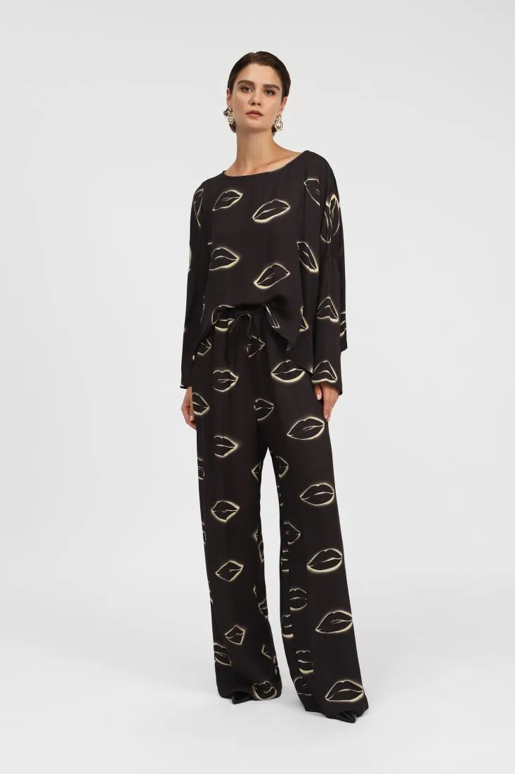  Wide-leg trousers with lip print    