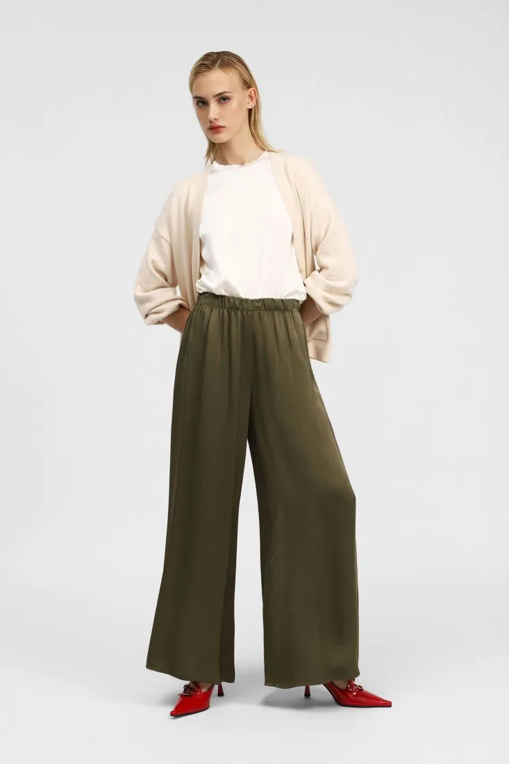  Wide-leg trousers with medium waist    