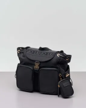 Zaino nero in nylon con doppia tasca frontale e patta con fibbia dorata